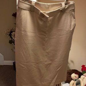 I have nice skirt w/ pockets on the sides/back/ front zipper / belt fully lined